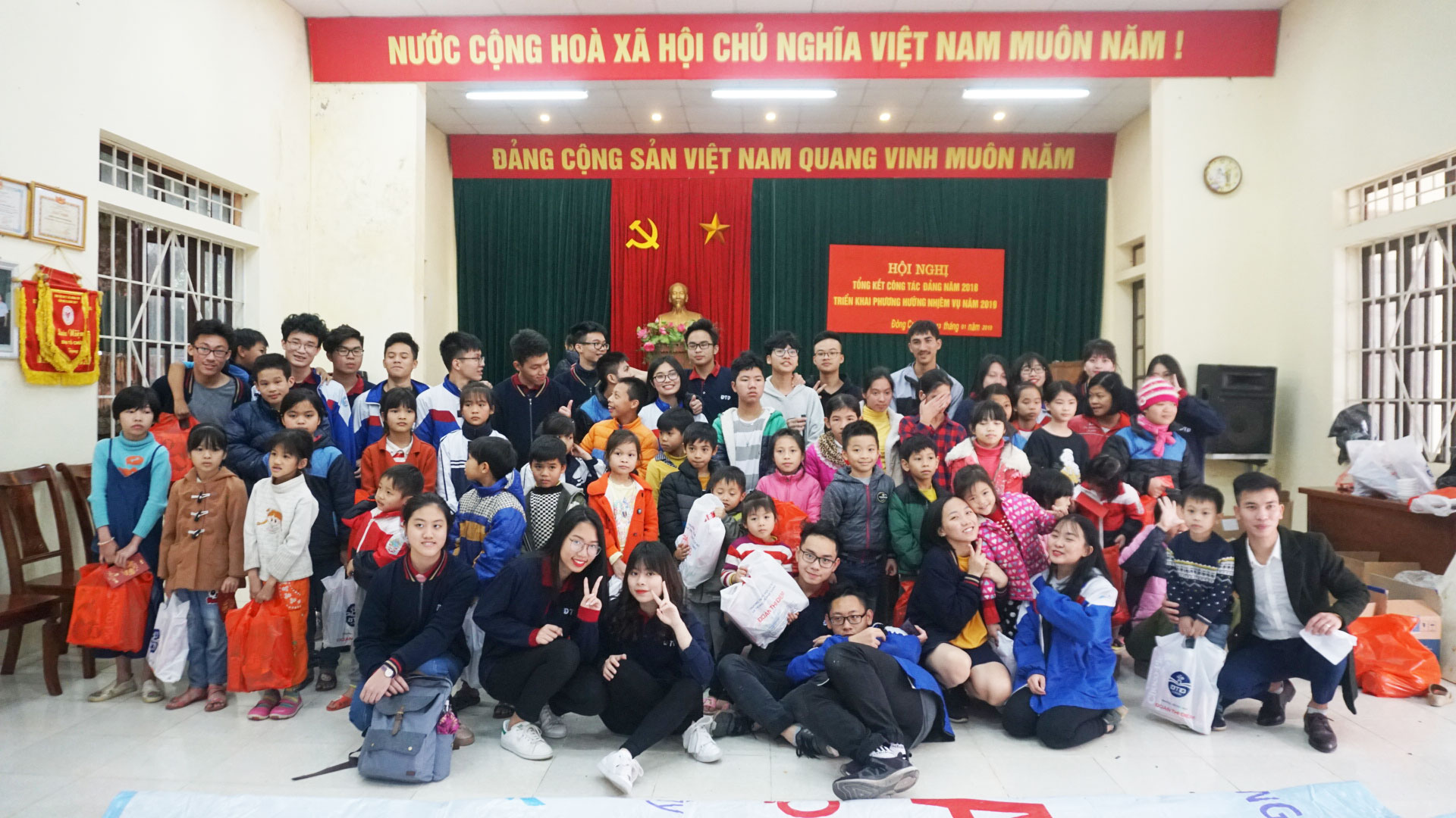 Chuyến đi thiện nguyện lớp 11C1 đến lớp học tình thương chùa Hương Lan