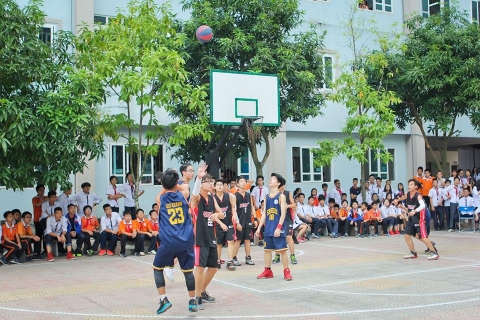 Trận đấu khai mạc giải bóng rổ tranh cúp Đoàn Thị Điểm lần thứ I giữa liên minh 8S-M-C và liên minh 10C1-D2